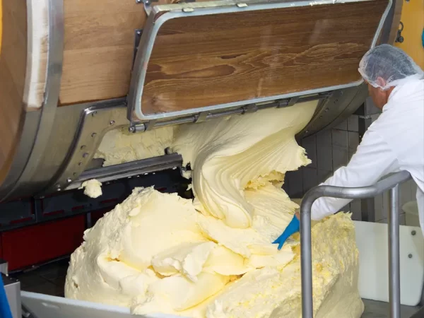 木製チャーンでつくるエシレバター